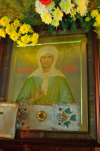 Чудотворная икона Матроны Московской с частицей покровца и мощей